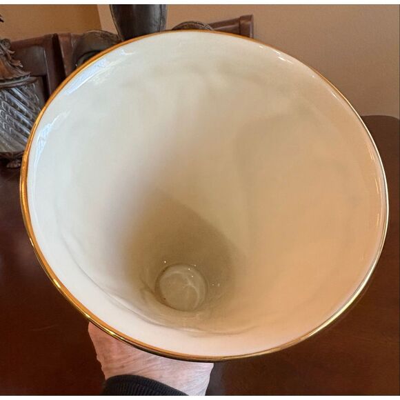 LENOX - 9" Fluted Porcelain Vase w/Gold Trim & Embossed Flowers. Vintage 1990s - Picture 4 of 11